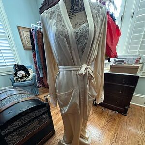 Elegant Donna Karan champagne 100% silk and lace nightgown and matching robe